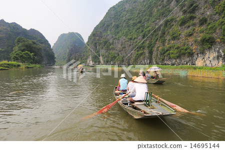 Rowing boat in Tam Coc National Park  14695144