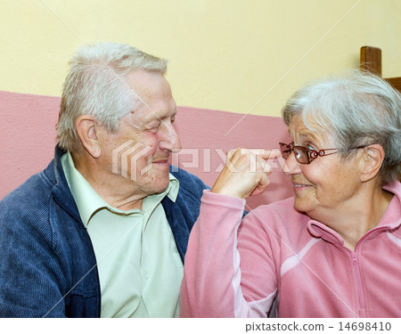 Couple of seniors 14698410