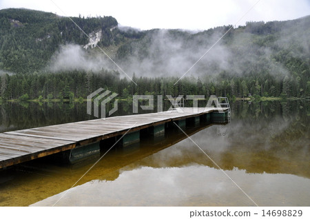 mountain lake in salzkammergut, austria mountain lake in salzkammergut, austria 14698829