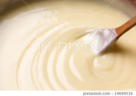 在火鍋罐中融化奶酪 14699516