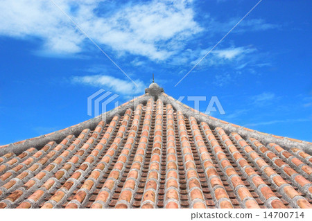 沖繩的紅瓦屋頂和藍天 沖繩的紅瓦屋頂和藍天 14700714