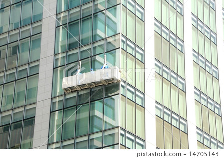 Wiping the window of the building · 16 Wiping the window of the building · 16 14705143