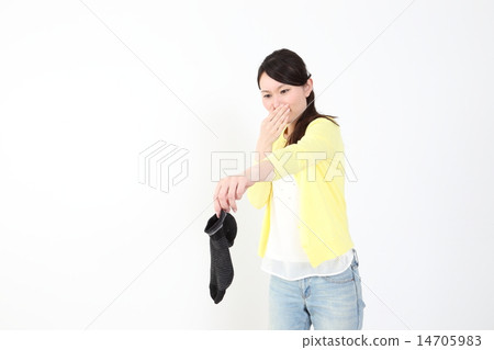 一個女人抱著臭襪子 14705983