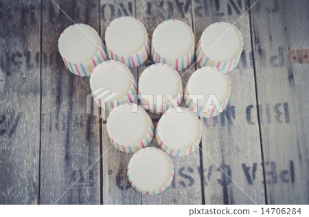 Empty paper cups stack on wooden background. 14706284