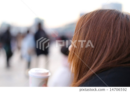 一個女人喝咖啡 14706592