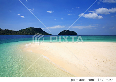 Summer beach against sumbeam near Lipe 14708068