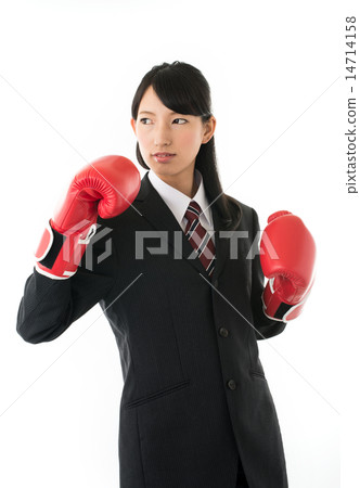 一個年輕的女人穿著男士西裝打出拳 14714158
