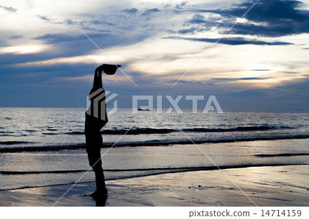 Silhouette girl on beach 14714159