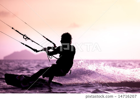Kitesurfing 14716207