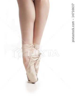 legs in pointe ballerina on white background legs in pointe ballerina on white background 14716637