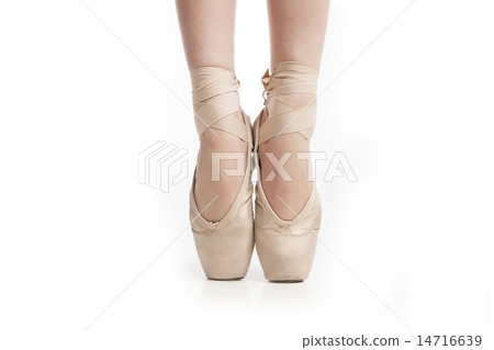 legs in pointe ballerina on white background legs in pointe ballerina on white background 14716639