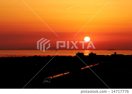 Sunset sinking in Harima-nada in Setouchi · Sunset burning and "Airplane Universe" "Shinkansen 700 Series" 14717776