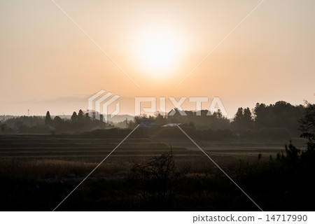 Countryside scenery of the morning glow Countryside scenery of the morning glow 14717990