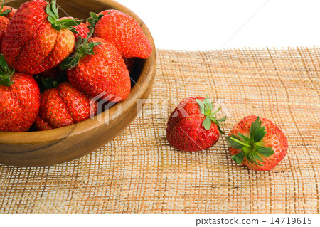 Fresh ripe strawberries in wooden bowl - Stock Photo [14719615] - PIXTA