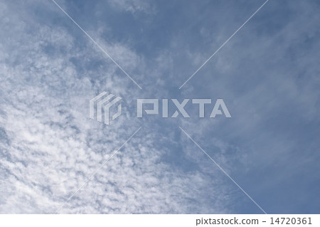 Blue sky and scaly cloud 14720361