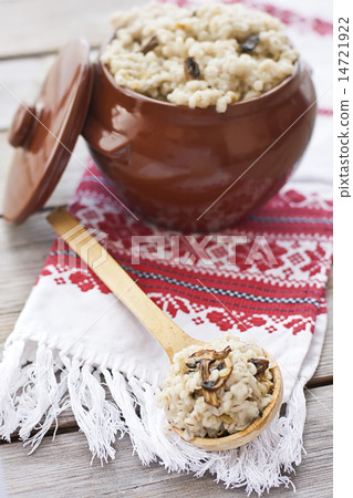 Barley porrige with mushrooms 14721922