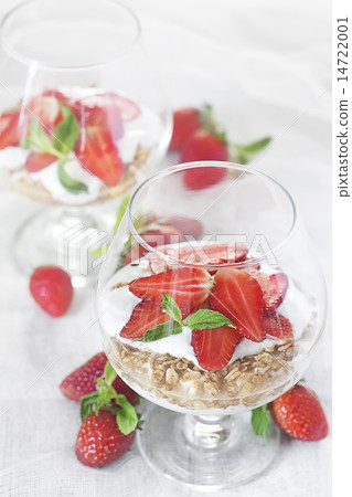 Yogurt with granola and strawberry Yogurt with granola and strawberry 14722001