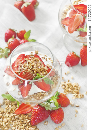 Yogurt with granola and strawberry Yogurt with granola and strawberry 14722002