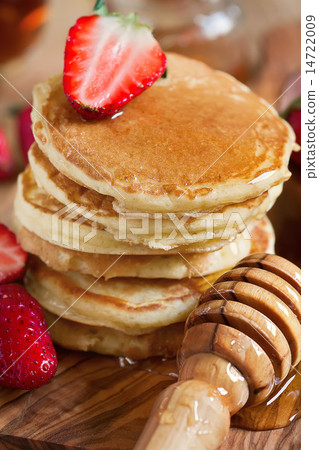 Pancakes with strawberry and honey Pancakes with strawberry and honey 14722009