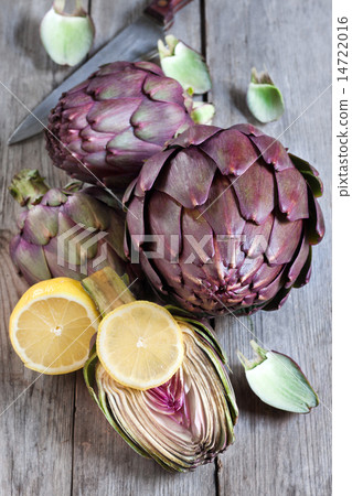 Raw artichokes Raw artichokes 14722016