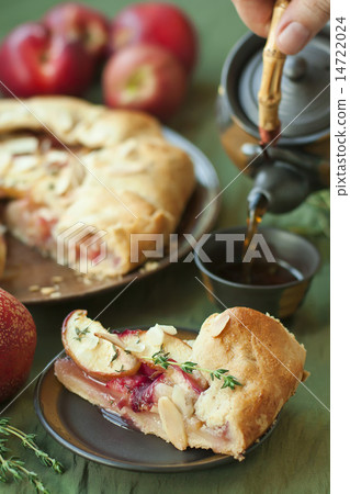 Fruit pie and tea 14722024