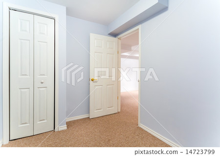 Empty basement room interior design 14723799