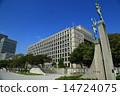 Osaka City Hall and bronze statue Osaka City Hall and bronze statue 14724075