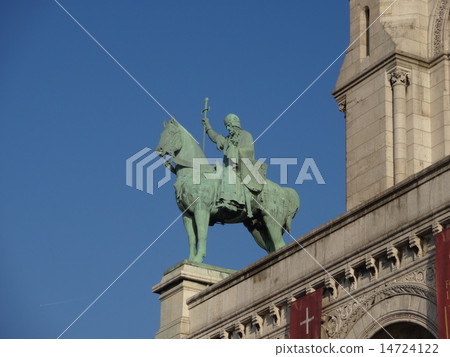 Montmartre Sacre Coeur temple Statue of King St. Louis's green horse riding statue 14724122