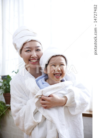 沐浴的母親女孩 14727482