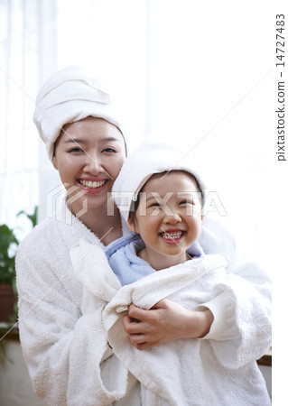 沐浴的母親女孩 14727483