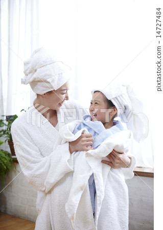 Mother girl of bathing up Mother girl of bathing up 14727484