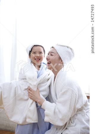 Mother girl of bathing up Mother girl of bathing up 14727493