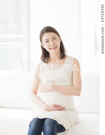 Young pregnant woman 14728436