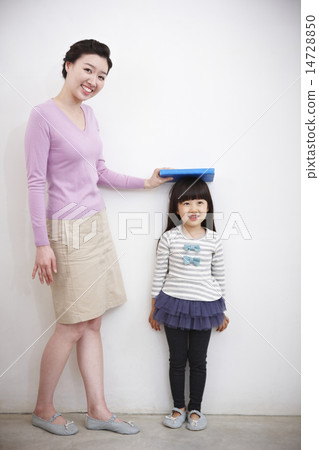 測量他的後面的女孩 測量他的後面的女孩 14728850