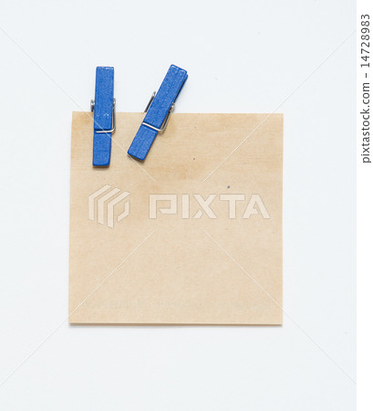 Paper color wood clip note on isolated Paper color wood clip note on isolated 14728983