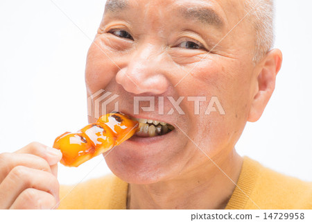 Senior to eat skewers dumplings Senior to eat skewers dumplings 14729958