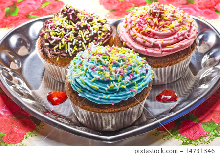 Muffins on a heart tablet Muffins on a heart tablet 14731346