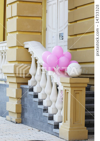 porch with balloons 14733328
