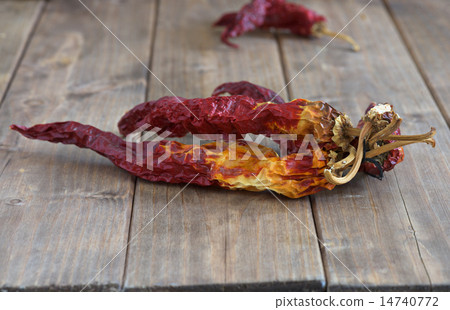 dry red peppers 14740772