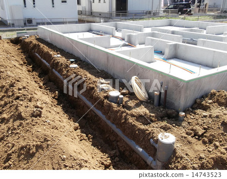 Next to the underfloor water supply hot water supply pipe is construction of the drain pipe 14743523