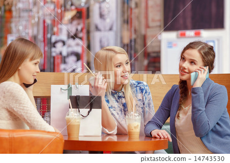 Social media in women shopping Social media in women shopping 14743530