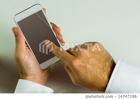 Businessman using his smart phone 14747286