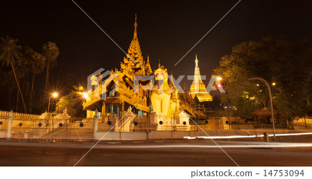 Shwedagon Paya pagoda illuminated in the evening 14753094