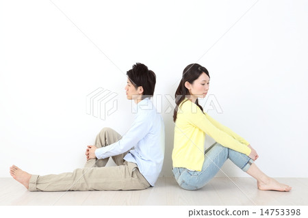 Back-to-back men and women (couples couples) 14753398