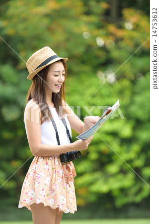 Young chinese traveller looking for direction Young chinese traveller looking for direction 14753612