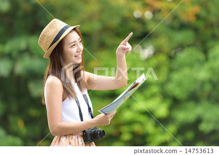 Young chinese traveller looking for direction Young chinese traveller looking for direction 14753613