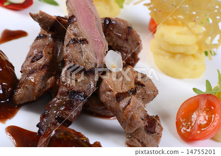 Tenderloin of veal with a sauce figs Tenderloin of veal with a sauce figs 14755201