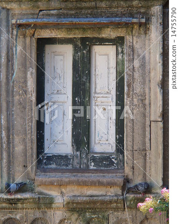 Texture of old stone walls and windows in Matera (vintage background material, architectural details) 14755790