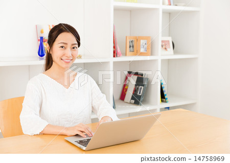 一位女士在客廳使用電腦 14758969