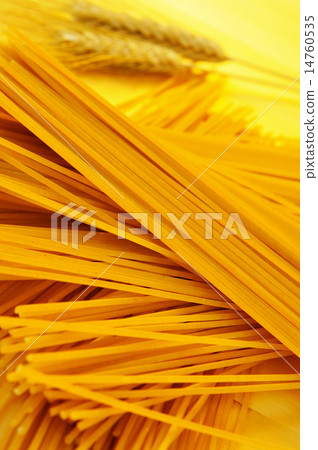 uncooked spaghetti 14760535